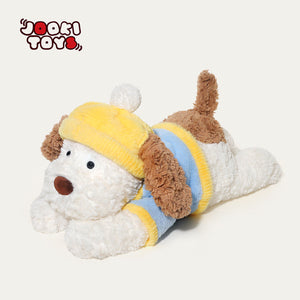 Cagnolino sdraiato di peluche con berretto invernale – Immagine 6