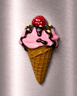 Magnete da frigorifero – Gelato alla fragola, cioccolato e ciliegia – Immagine 1