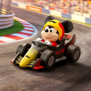 Topolino alla guida di un'auto da corsa di Formula 1