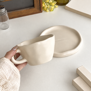 Tazza e piattino in ceramica color avorio – Immagine 2