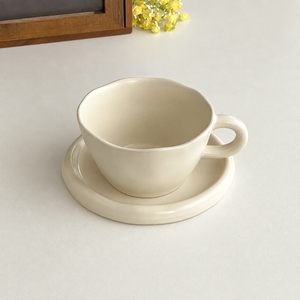 Tazza e piattino in ceramica color avorio – Immagine 4