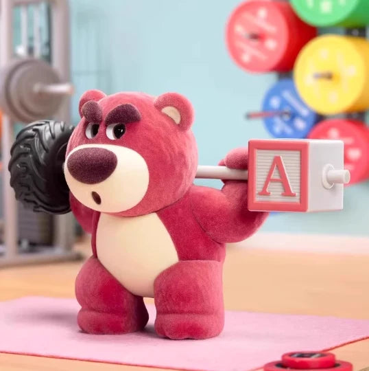 Personaggio Lotso della collezione Kooty in posa con un bilanciere