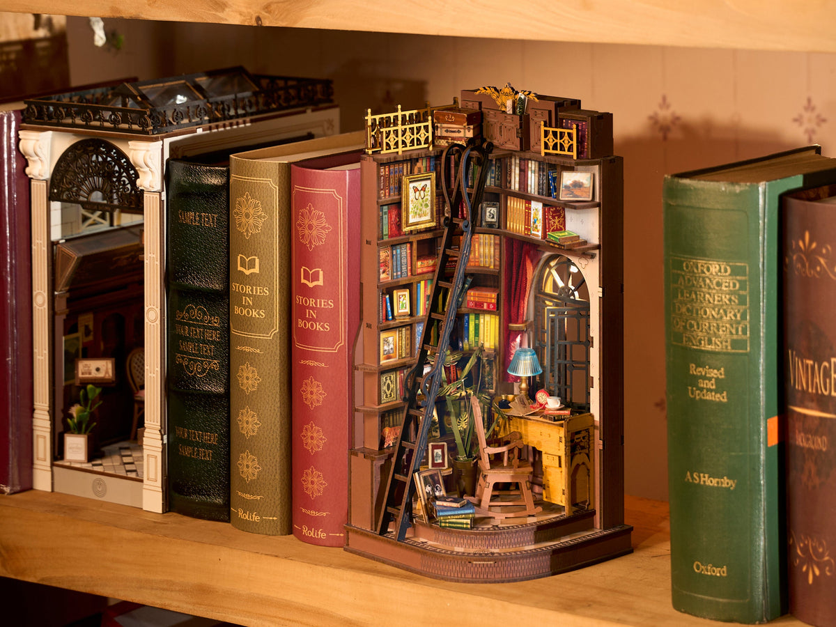 Angolo studio tranquillo in miniatura – Immagine 3