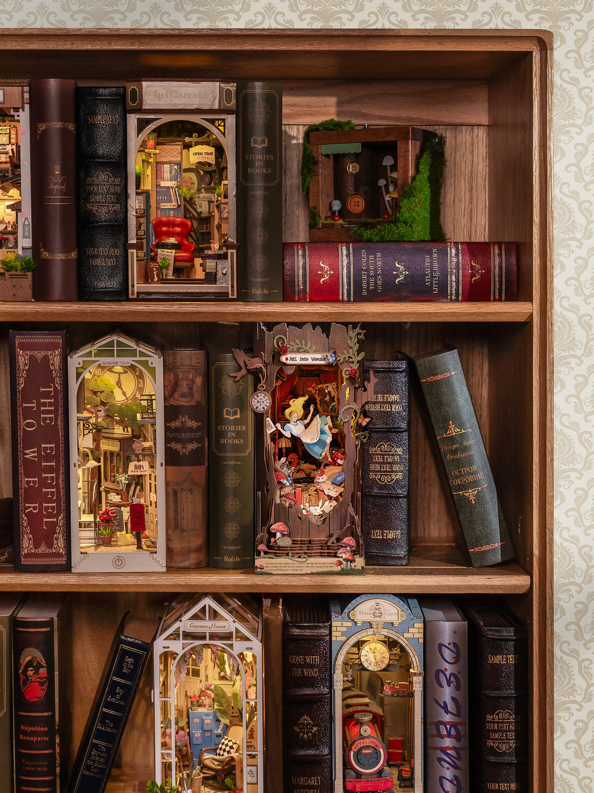 Caduta nel paese delle meraviglie – Inserto per libreria – Immagine 17