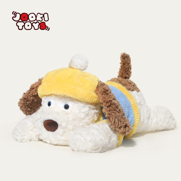 Cagnolino sdraiato di peluche con berretto invernale – Immagine 3