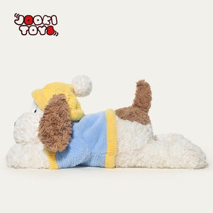 Cagnolino sdraiato di peluche con berretto invernale – Immagine 4