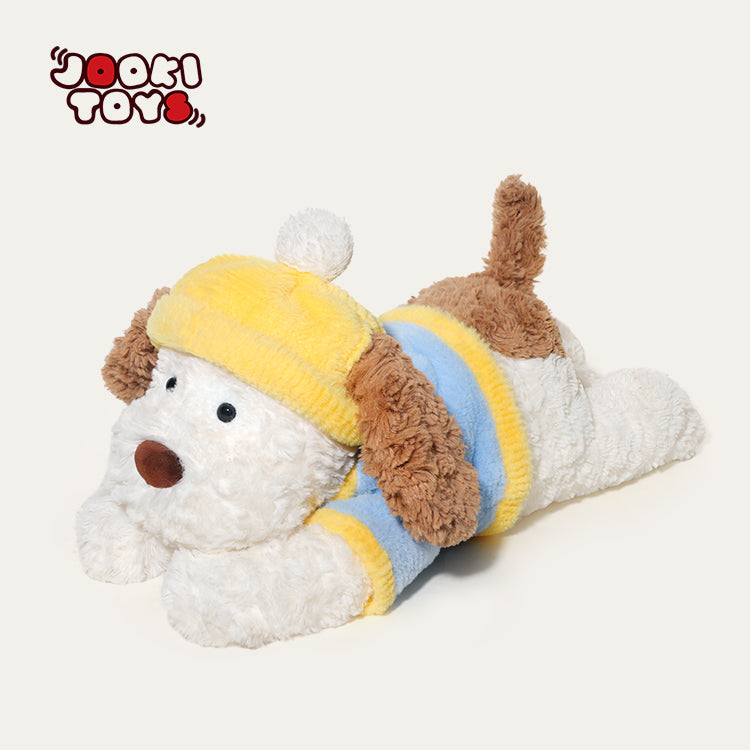 Cagnolino sdraiato di peluche con berretto invernale – Immagine 6