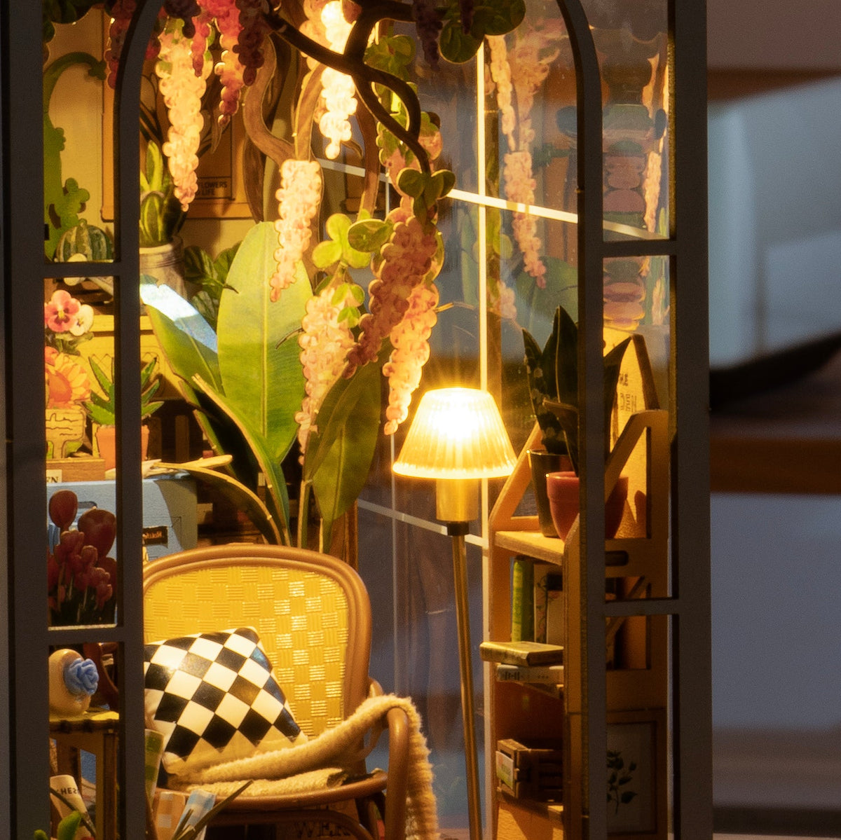 Casa giardino in miniatura per libreria – Immagine 2