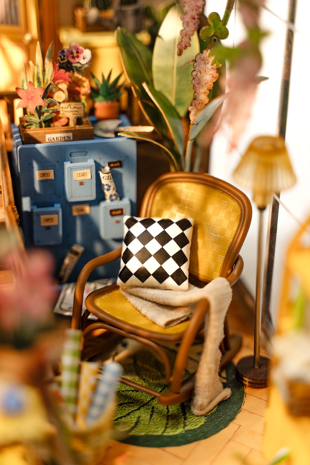 Casa giardino in miniatura per libreria – Immagine 3