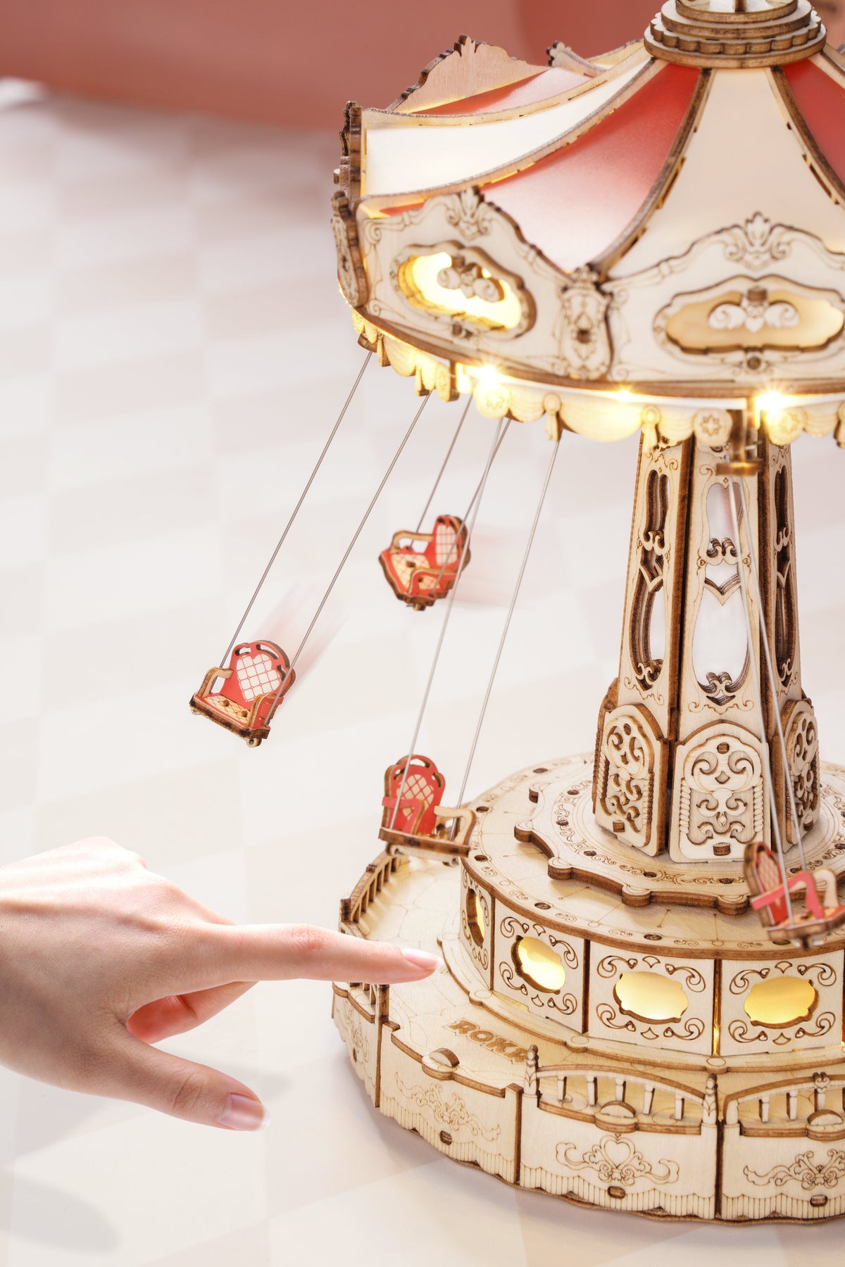 Giostra delle altalene con luci e musica – Immagine 2