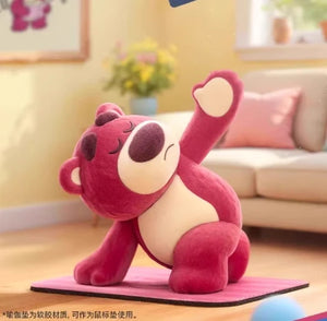 Lotso mentre pratica yoga sul tappetino