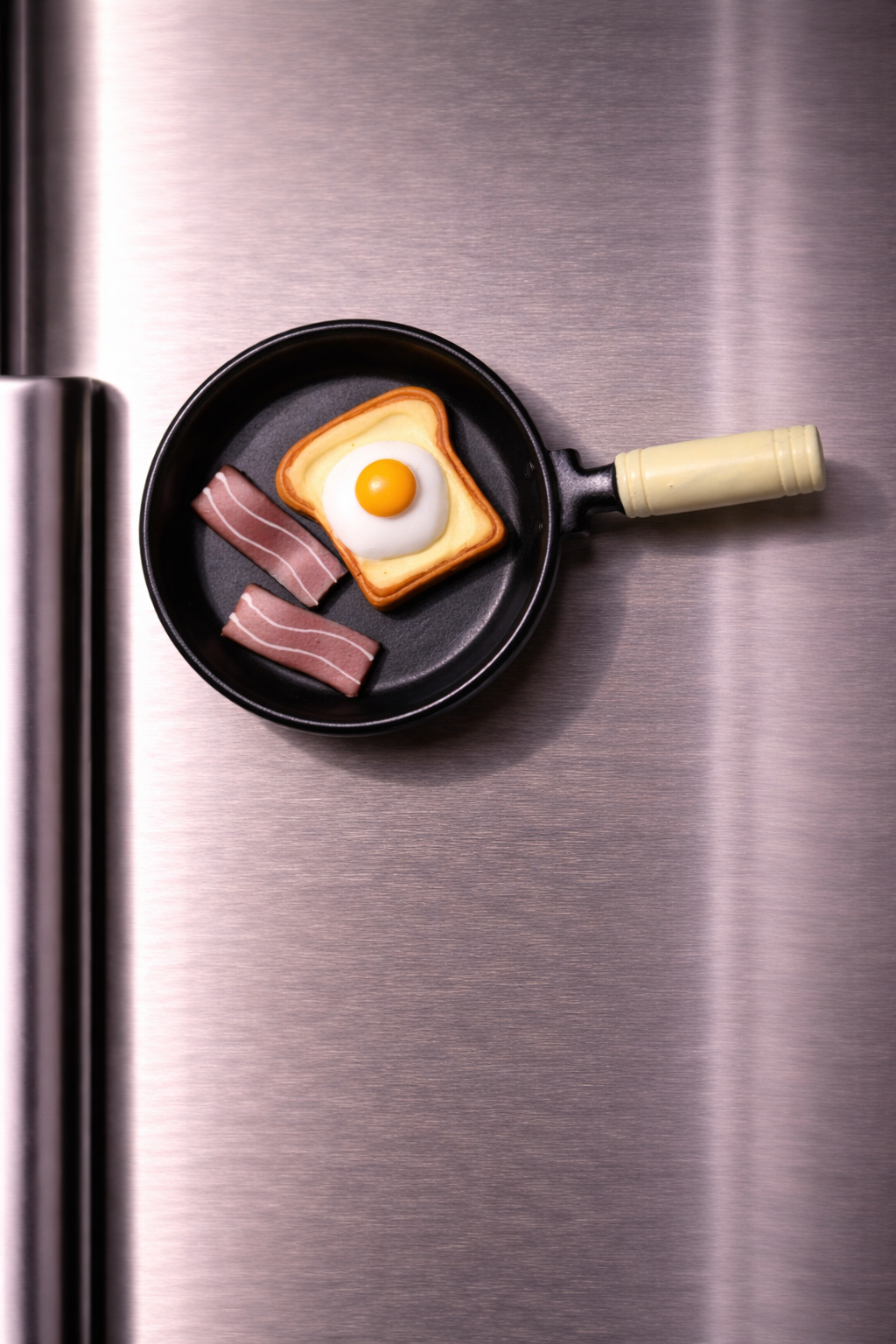 Magnete da frigorifero – Padella con toast, uovo e carne – Immagine 1