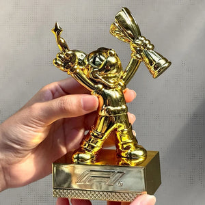 Dimensioni della statuina dorata tenuta in mano