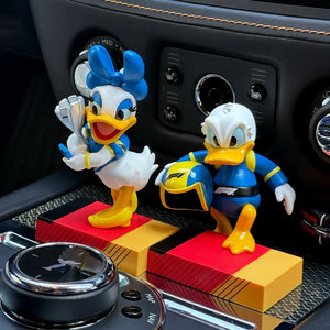 Topolino e Minni accanto all'auto da corsa