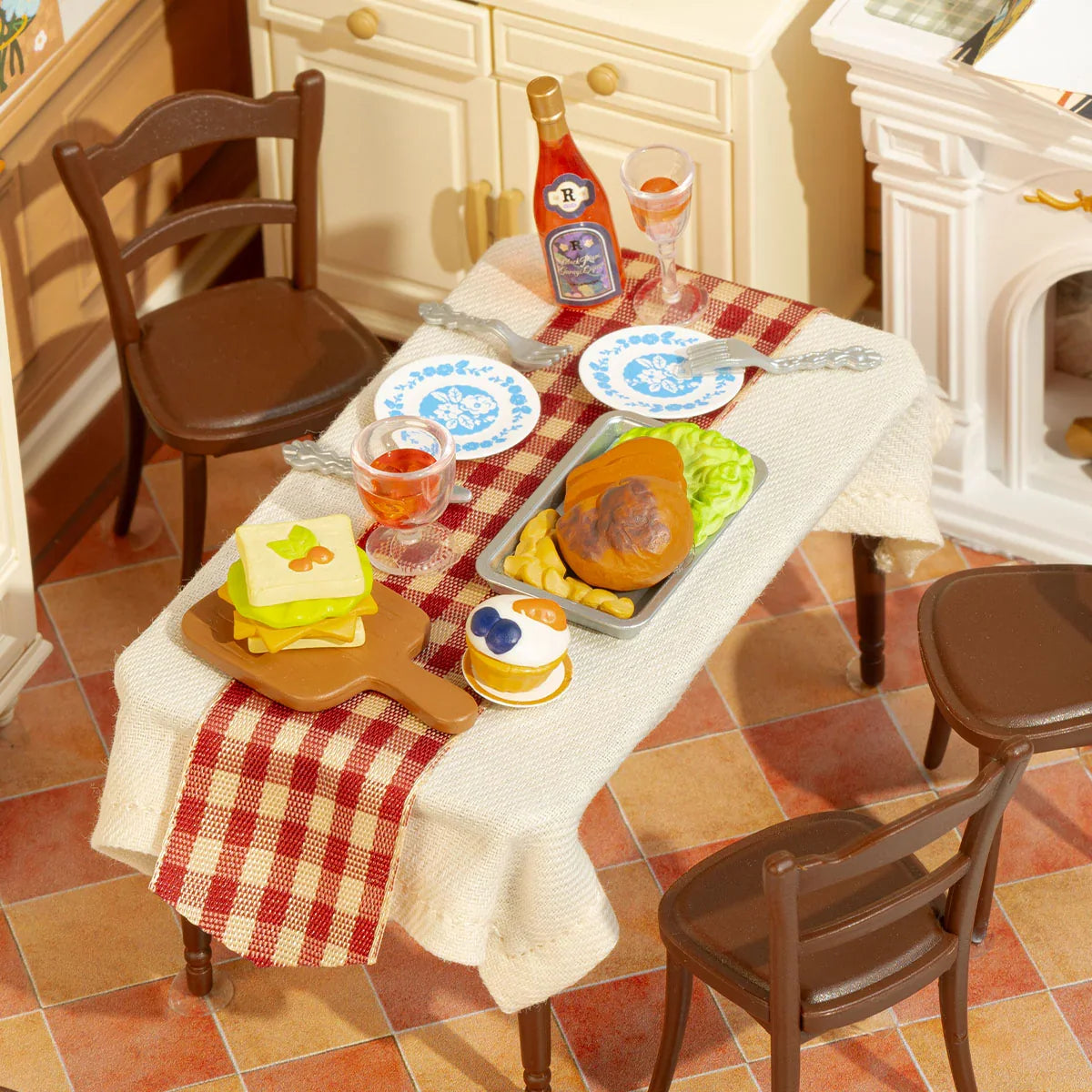 Sala da pranzo in miniatura – Immagine 3
