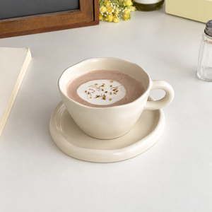 Tazza e piattino in ceramica color avorio – Immagine 1