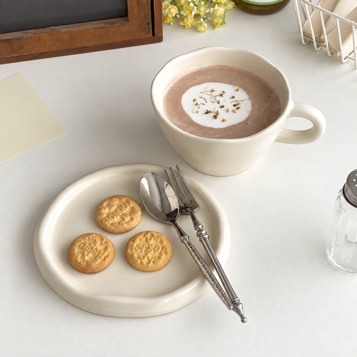Tazza e piattino in ceramica color avorio – Immagine 3