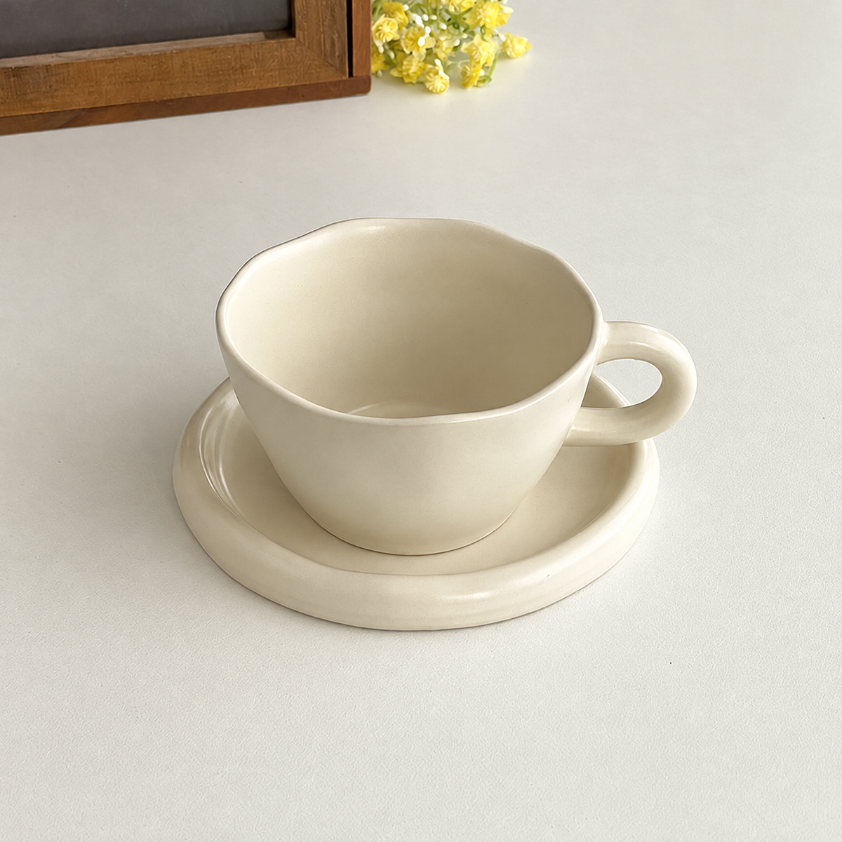 Tazza e piattino in ceramica color avorio – Immagine 4