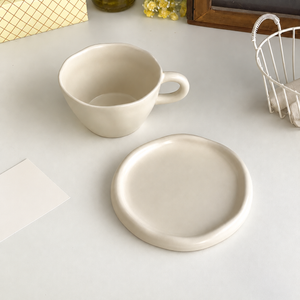 Tazza e piattino in ceramica color avorio – Immagine 5