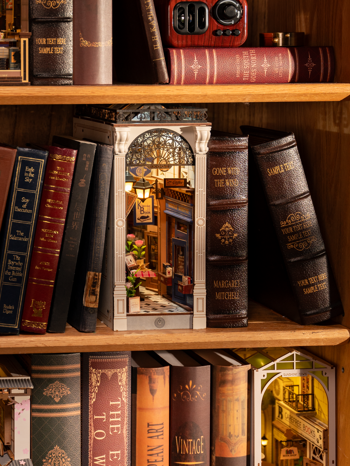 Vicolo romantico degli innamorati per libreria – Immagine 3