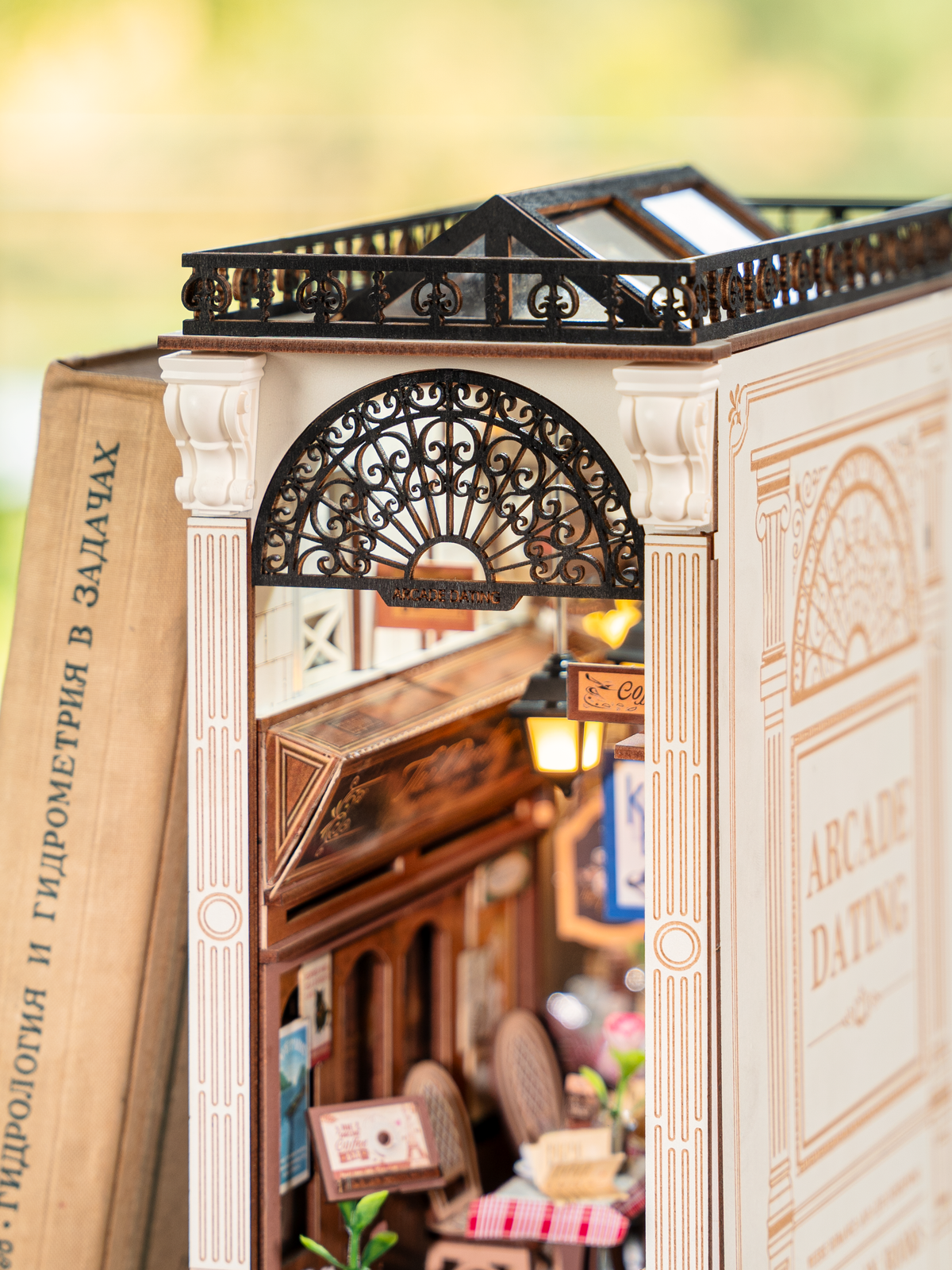 Vicolo romantico degli innamorati per libreria – Immagine 4
